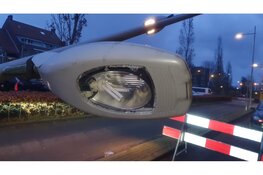 Fietser gewond na botsing met omver gereden lantaarnpaal