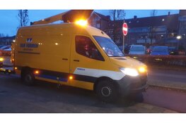 Fietser gewond na botsing met omver gereden lantaarnpaal