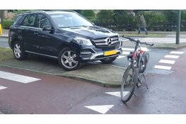 Ongeluk op rotonde in Heiloo, fietser naar ziekenhuis