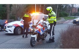 Ongeluk op rotonde in Heiloo, fietser naar ziekenhuis