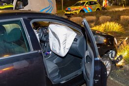 Automobilist rijdt rechtdoor op rotonde in Beverwijk