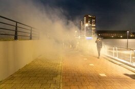 Jongeren komen bijeen om eer te bewijzen aan omgekomen verkeersslachtoffer