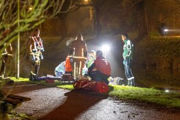 Oudere man met rollator te water in Bennebroek