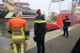 Auto te water gerold in IJmuiden