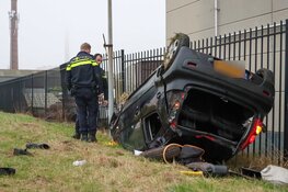 Automobilist op de kop bij ongeluk in Velsen-Noord