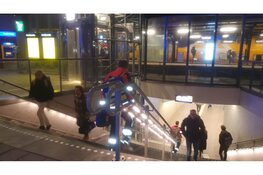 Persoon zit vast tussen trein en perron in Castricum