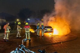 Twee voertuigen gaan volledig in vlammen op bij nachtelijke autobrand in Haarlem