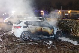 Twee voertuigen gaan volledig in vlammen op bij nachtelijke autobrand in Haarlem