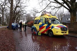 Bestuurder gereanimeerd na botsing tegen boom in Heemstede