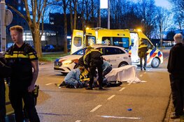 Fietser met spoed naar het ziekenhuis na botsing in Heemskerk