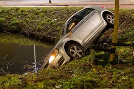 Auto eindigt in sloot in Beverwijk