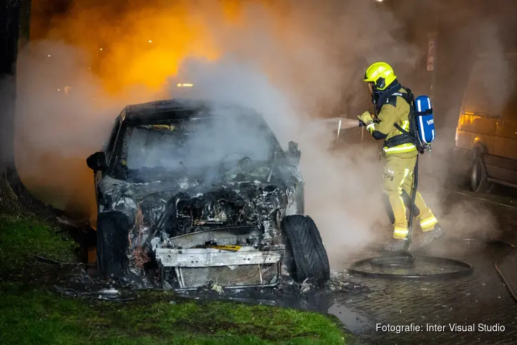 Geparkeerde auto in brand aan Ter Spijtstraat in Haarlem