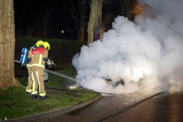 Geparkeerde auto in brand aan Ter Spijtstraat in Haarlem