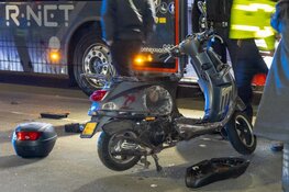 Twee gewonden bij aanrijding tussen scooter en bus in Haarlem