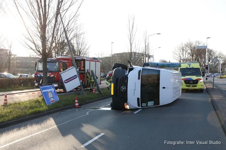 Busje op zijn kant in Haarlem