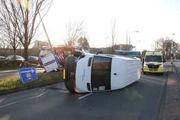 Busje op zijn kant in Haarlem