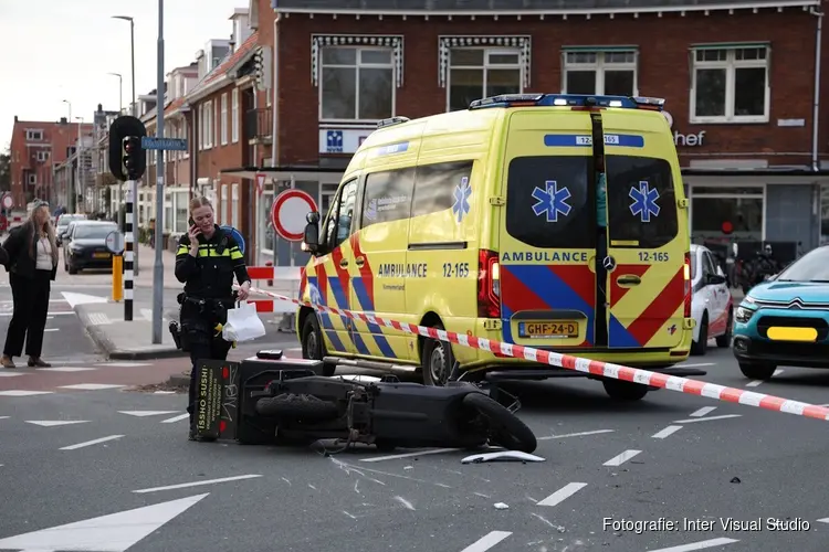 Maaltijdbezorger gewond bij botsing in Haarlem