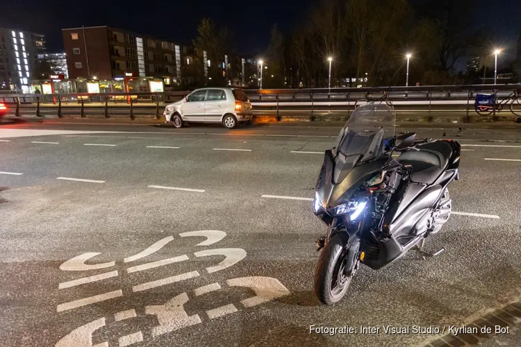 Scooter, auto en lijnbus in botsing in Haarlem