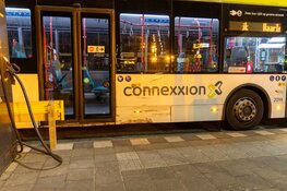 Scooter, auto en lijnbus in botsing in Haarlem