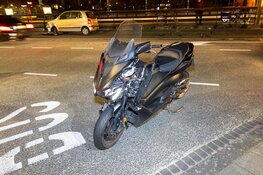 Scooter, auto en lijnbus in botsing in Haarlem