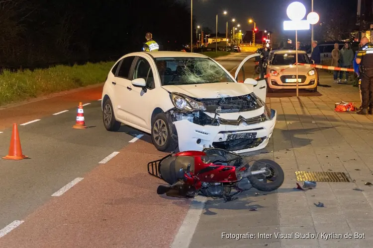 Automobilist in botsing met scooter op Meerweg in Bennebroek