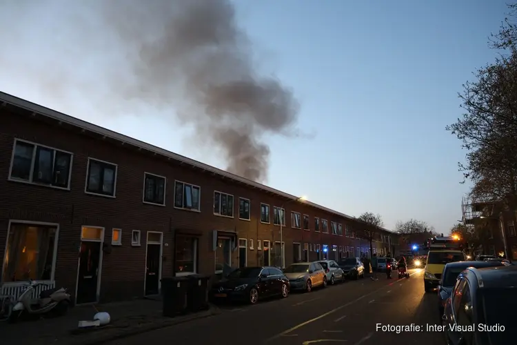 Brand in achtertuin van woning in Plataanstraat in Haarlem