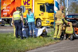 Harde aanrijding tussen twee auto's in Velsen-Zuid