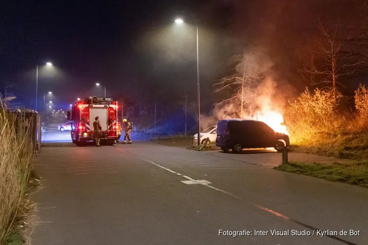 Auto gaat in vlammen op bij nachtelijke autobrand in Haarlem