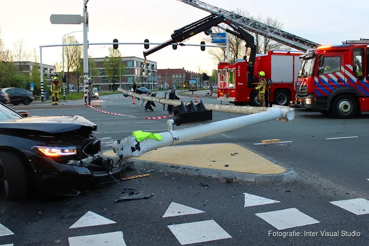 Ongeval met flinke schade op Schipholweg in Haarlem