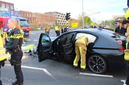 Ongeval met flinke schade op Schipholweg in Haarlem