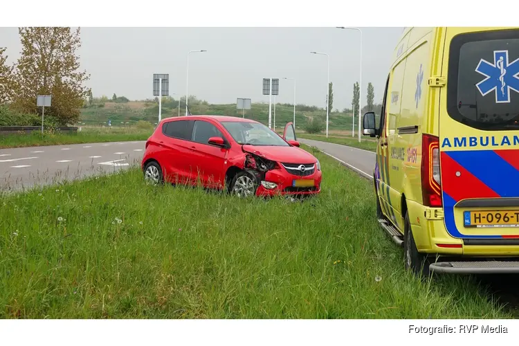 Automobiliste botst tegen lantaarnpaal in Beverwijk