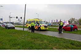 Automobiliste botst tegen lantaarnpaal in Beverwijk