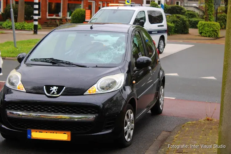 Autoruit barst na aanrijding met fietser: persoon naar ziekenhuis in Heemstede