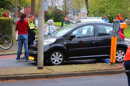 Autoruit barst na aanrijding met fietser: persoon naar ziekenhuis in Heemstede