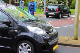 Autoruit barst na aanrijding met fietser: persoon naar ziekenhuis in Heemstede