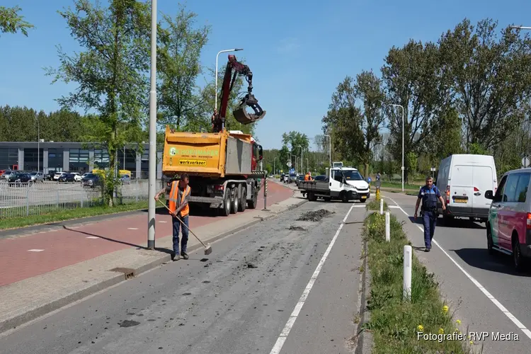 Parallelweg tijdelijk afgesloten geweest nadat vrachtwagen lading klei verliest