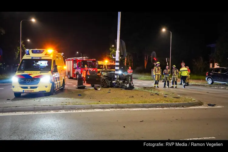Automobilist botst frontaal tegen verkeerslicht in Haarlem