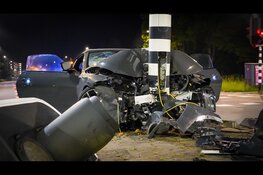 Automobilist botst frontaal tegen verkeerslicht in Haarlem
