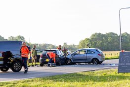 Zwaargewonde bij frontale botsing op Rijksweg in Velsen-Zuid