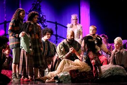 Krommenies talent Bram (23) schittert in Sneeuwwitje de musical