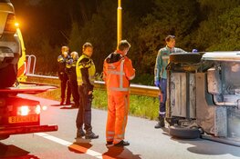 Auto vliegt uit de bocht bij afrit A22, bestuurder spoorloos