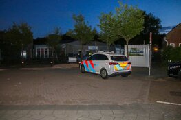 Automobiliste rijdt zichzelf klem tussen hek van basisschool