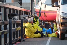 Extinction Rebellion bezet zeesluis tijdens risicovolle voetbalwedstrijd. Inwoners gooien met eieren