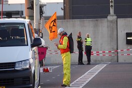 Extinction Rebellion bezet zeesluis tijdens risicovolle voetbalwedstrijd. Inwoners gooien met eieren