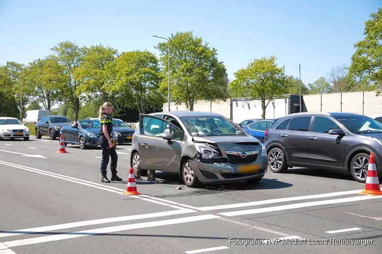 Veel schade bij kopstaartbotsing op N208