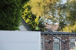 Politie heeft handenvol aan kind dat op dak met dakpannen staat te gooien in Haarlem