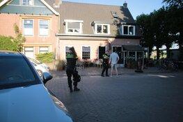 Politie heeft handenvol aan kind dat op dak met dakpannen staat te gooien in Haarlem