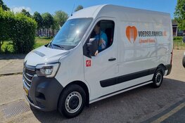 Voedselbank IJmond-Noord in bezit van een nieuwe elektrische bus