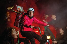 Karavaan presenteert spektakelvoorstelling over flitsbezorgers op landgoed Duin & Bosch