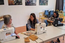Wethouder Diana van Loenen bezoekt Hart Buurt Atelier in Meerwijk